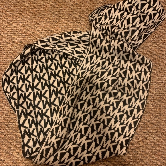 Michael Kors Infinity Sweater Scarf - Picture 3 of 5